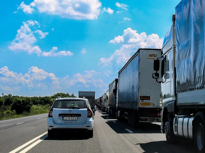 Cozi uriaşe de camioane la graniţa cu Bulgaria