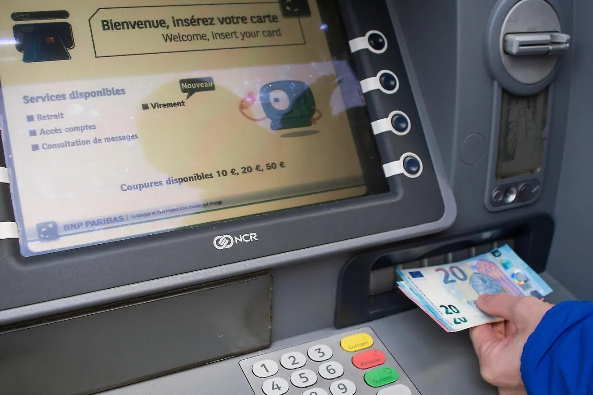 ATENȚIE! Infractorii au inventat noi metode de a fura banii de pe card