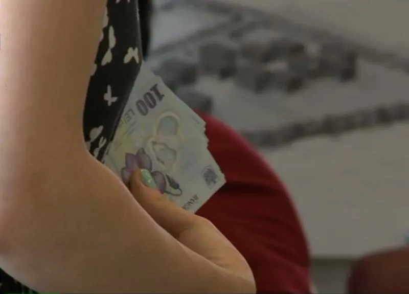 Fără cadouri în şcoli. Abuzurile, reclamate telefonic şi on-line