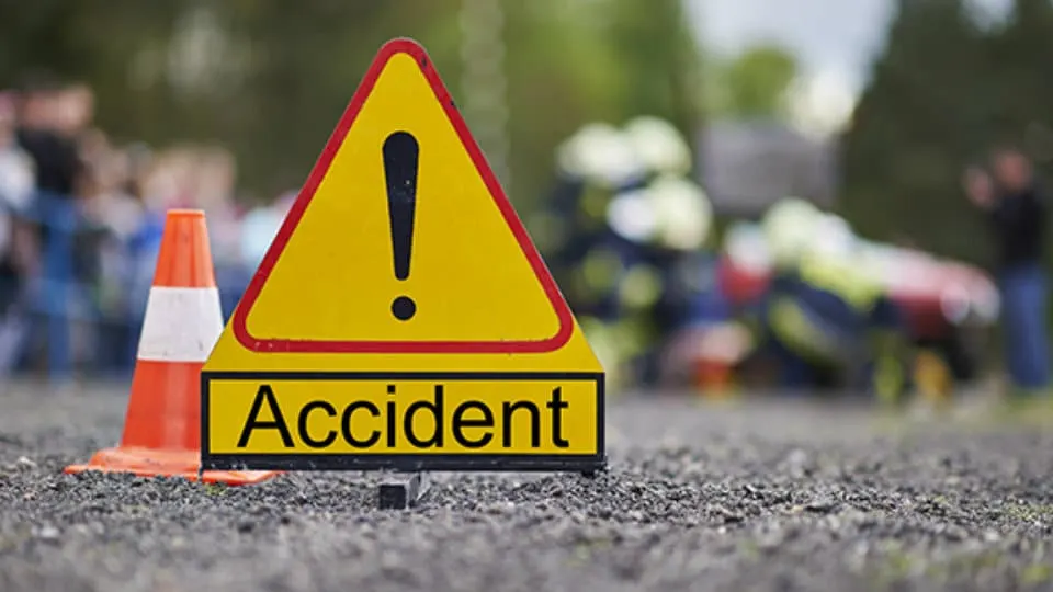 S-a răsturnat cu maşina în pădure şi a fugit de la locul accidentului