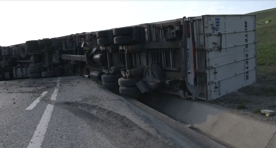 Accident teribil, tir răsturnat pe DN 5