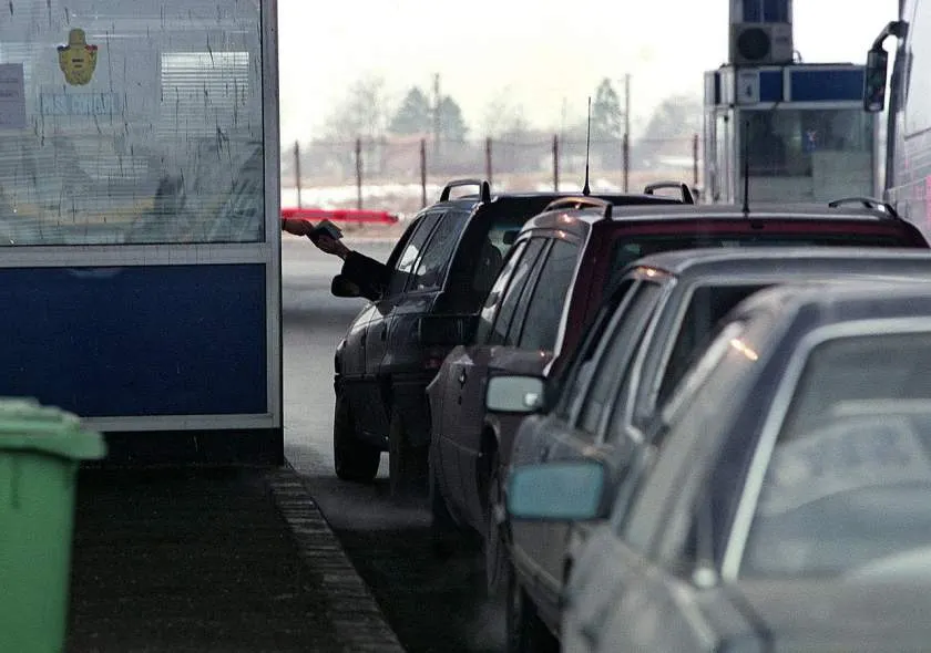Coadă de autoturisme la Vama Giurgiu. Se circulă bară la bară