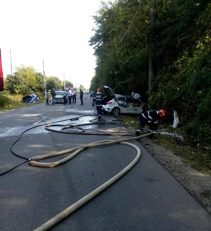 Un autoturism a luat foc în urma unui accident rutier. Pompierii au  intervenit