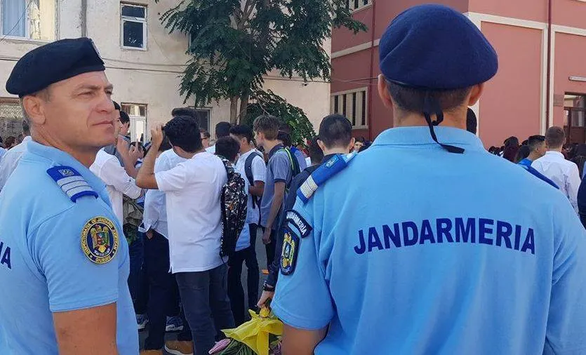 Elevi prinși la fumat în curțile liceelor. Jandamii au aplicat sancțiuni