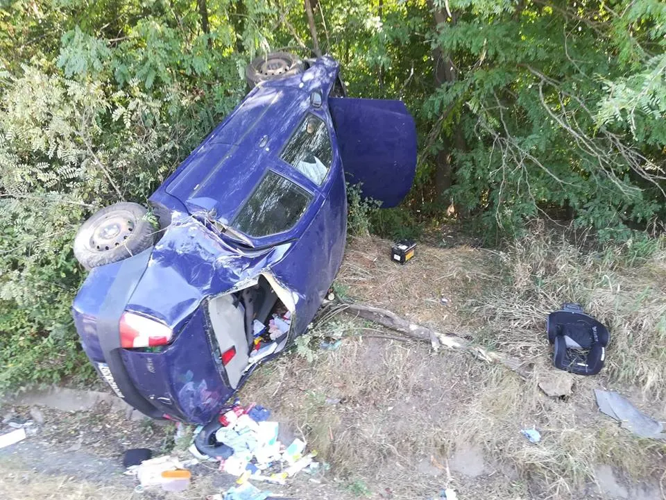 La un pas de tragedie. Trei persoane rănite într-un accident pe DN 5