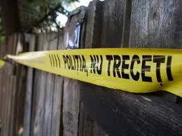 Descoperire macabră. Un bărbat a fost găsit mort în fața casei