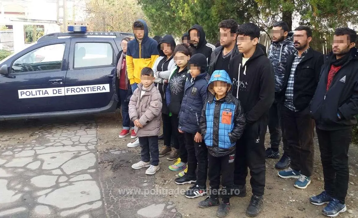19 cetăţeni din Irak au încercat să intre ilegal în ţară, ascunşi într-un microbuz