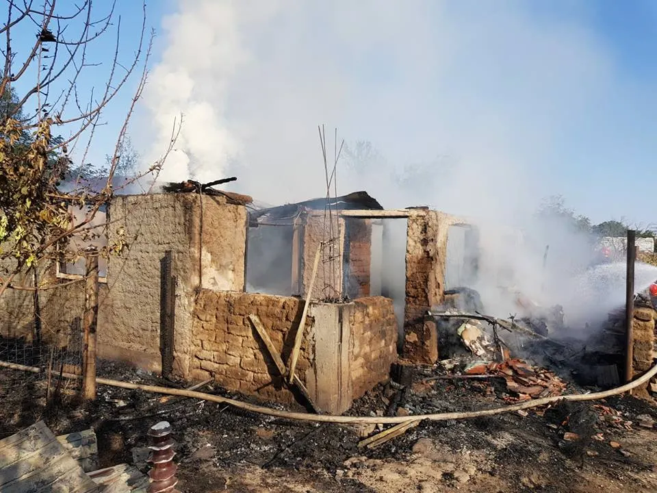Incendiu generalizat la Oinacu! Au ars două locuințe și anexele acestora