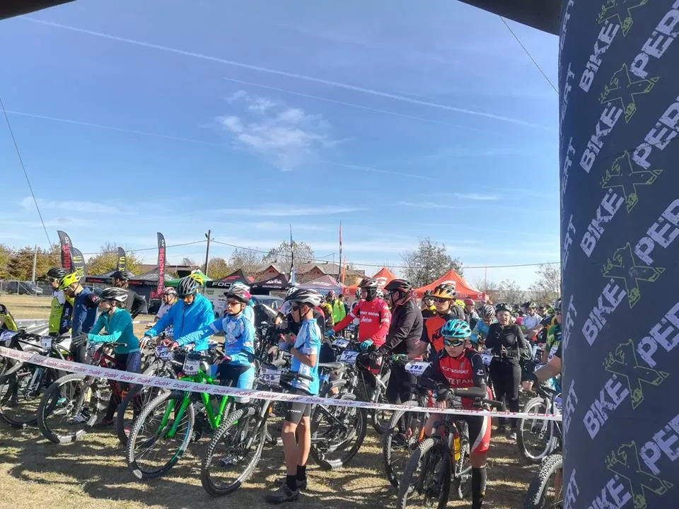 La Prundu se dă startul Maratonului Dunării. Sute de bicicliști intră în competiție