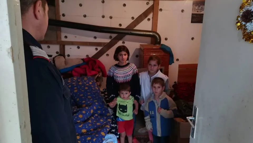Salvatorii au mers cu daruri la copiii dintr-o familie care și-a pierdut casa în incendiu