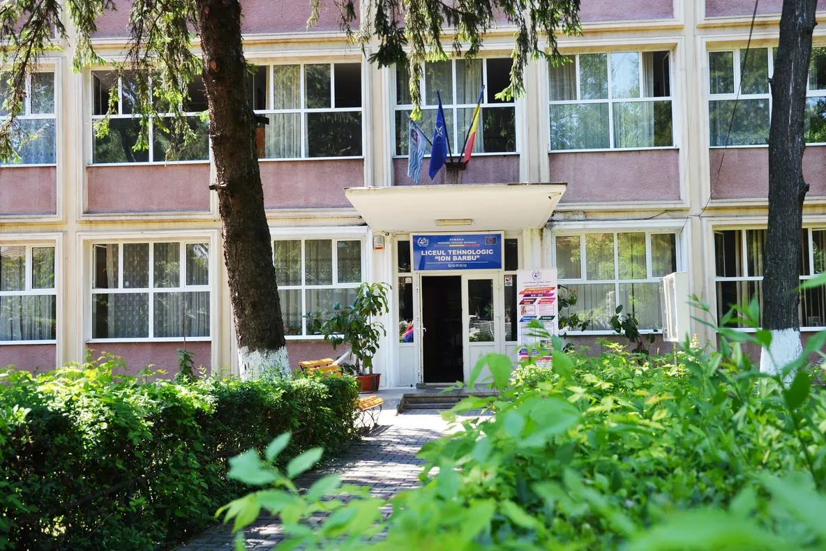 Voluntarii de la Liceul Tehnologic "Ion Barbu", daruri pentru copiii seropozitivi