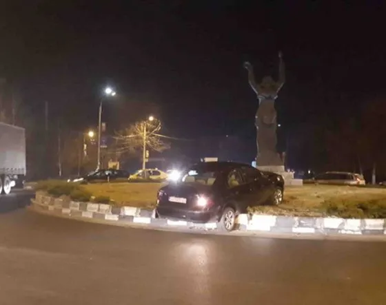 Șoferul care a intrat cu mașina în sensul giratoriu de la Kaufland, arestat pentru 30 de zile