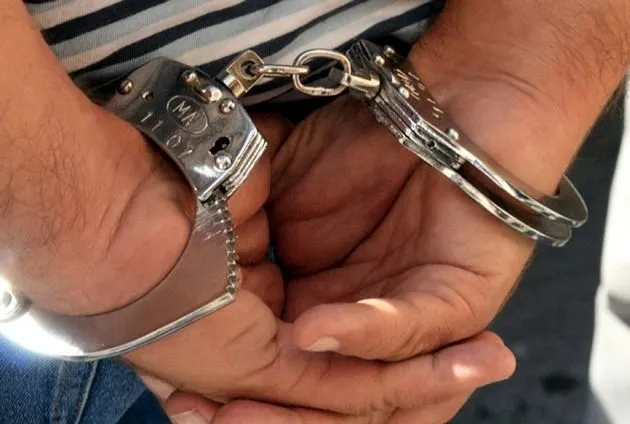 Dați în urmărire pentru că se sustrăgeau executării unor pedepse privative de libertate, prinși de polițiști