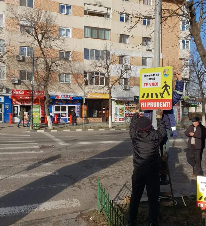 “Asigură-te că șoferii te văd! Fii prudent!” De ce a montat primăria indicatoare pe principalele artere de circulație