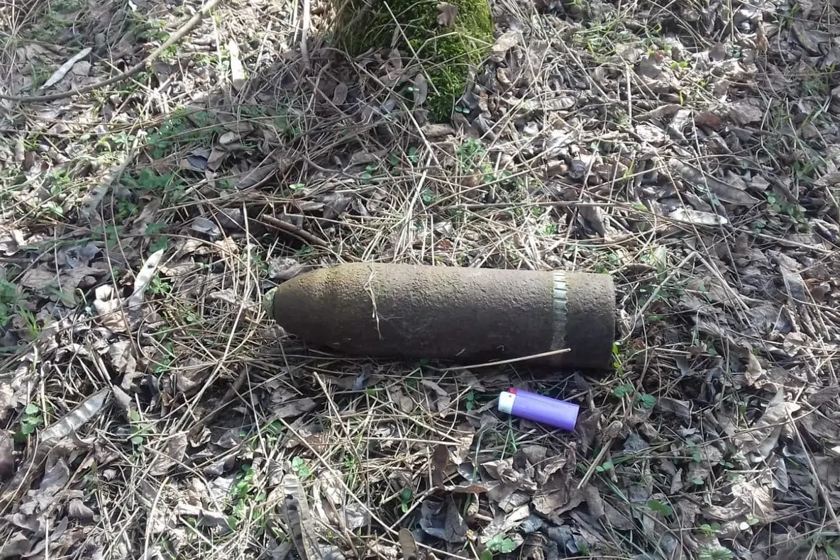 Proiectil exploziv de calibru 76 mm, găsit în localitatea Băneasa