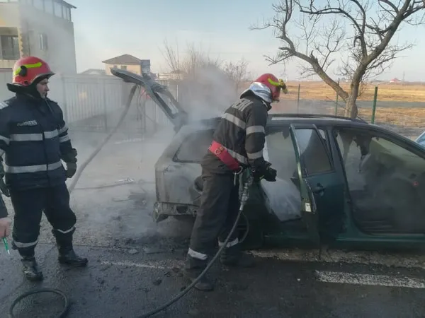 Un autoturism a luat foc in localitatea Ghimpați