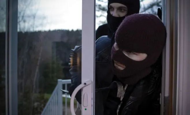 Hoții de la Colibași, care au furat bani, arme și bijuterii, prinși de polițiști