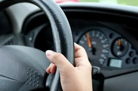 Tânără de 17 ani depistată la volanul unui autoturism