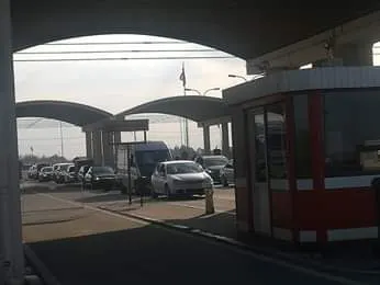Coloane de autoturisme la intrarea în Punctul de Trecere a Frontierei Giurgiu