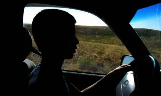 Adolescent fără permis, prins la volanul unui autoturism cu numere false