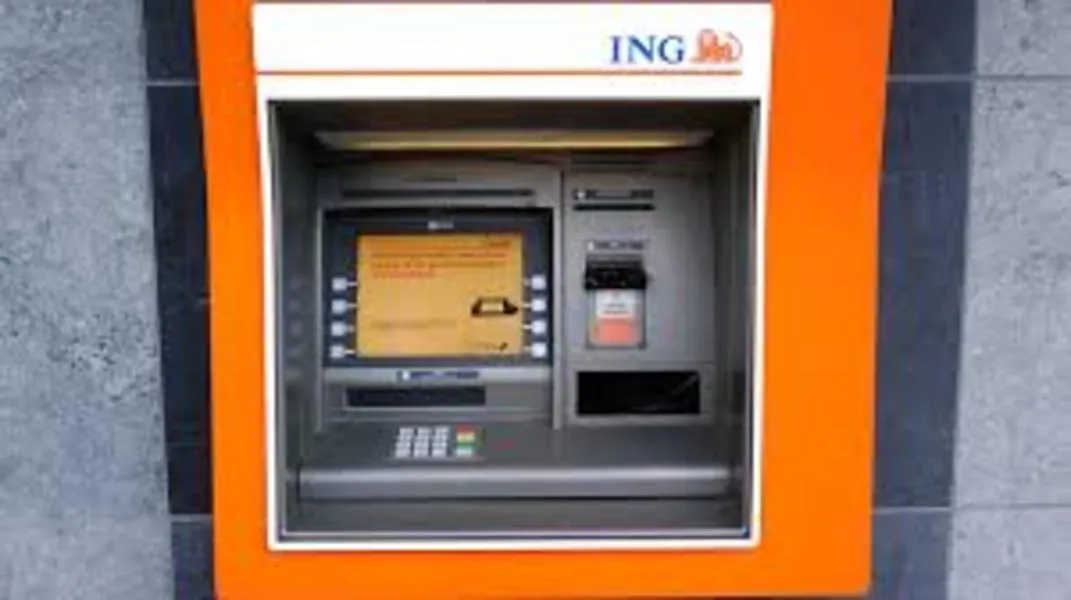 Schimbări MAJORE pentru cei care retrag CASH de la bancomat!