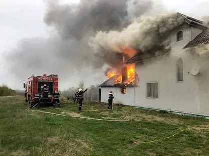 Incendiu la o vilă din localitatea Ulmi. Pompierii au intervenit