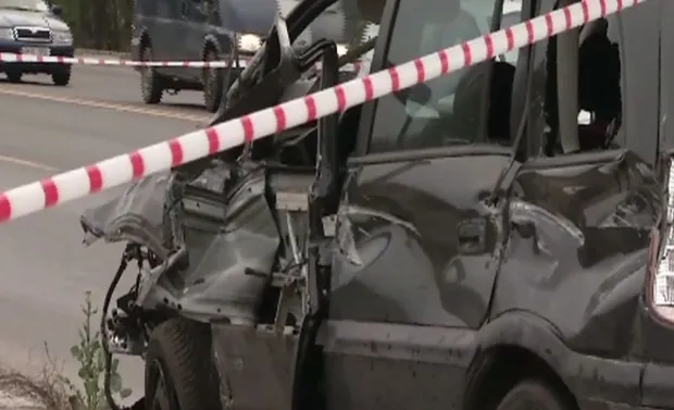 Impact între o mașină cu muncitori și un TIR, la Jilava, din cauza unui șofer din Giurgiu. Un mort și mai mulți răniți