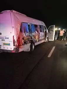 Accident teribil pe A 1, între o dubă și un microbuz. Sase persoane au fost rănite iar una dintre ele a decedat