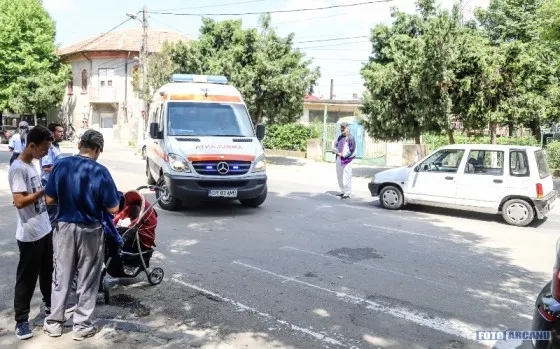 Accident rutier, în municipiul Giurgiu! O tânără şi fetiţa ei, aflată în cărucior, lovite pe trecerea de pietoni