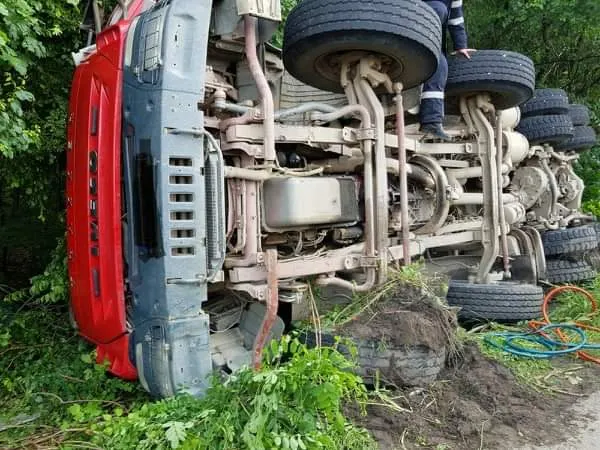 Un tir încărcat cu nisip s-a răsturnat pe DJ 601. Intervenție cu elicopterul SMURD