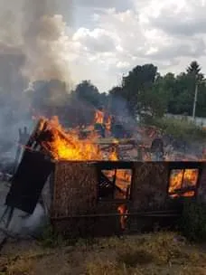 Incendiu la o hală unde funcționează un atelier de tâmplărie. Pompierii intervin