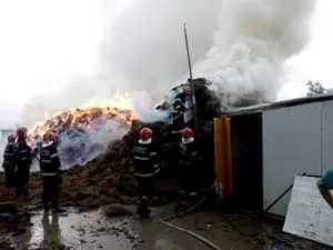 Mii de baloți de plante furajere au ars într-un incendiu provocat de trăznet