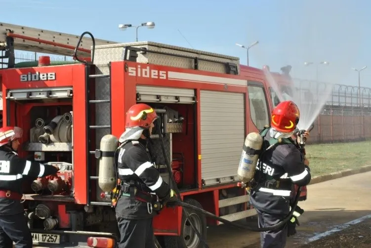 Exerciții ale pompierilor la Penitenciarul Giurgiu. Ce urmăresc acestea