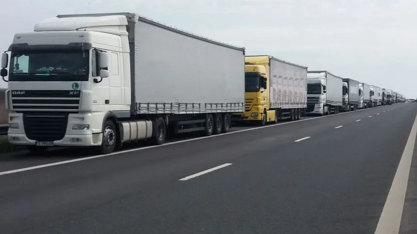 Traficul greu, restricționat mâine timp de trei ore prin Punctul de Trecere a Frontierei Giurgiu
