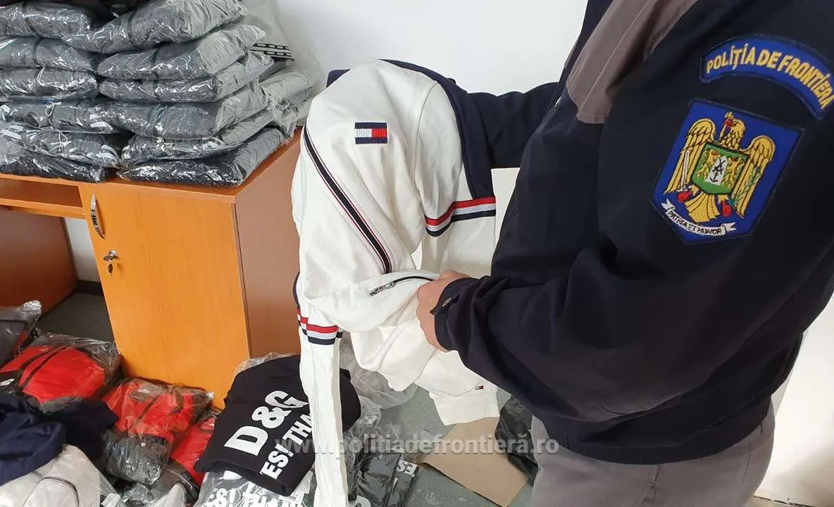 Sute de textile şi încălţăminte contrafăcute, descoperite de polițiștii de frontieră