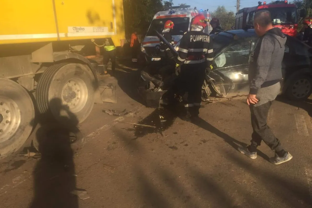Coliziune între un autoturism și un camion pe DN 41, la Frasinu