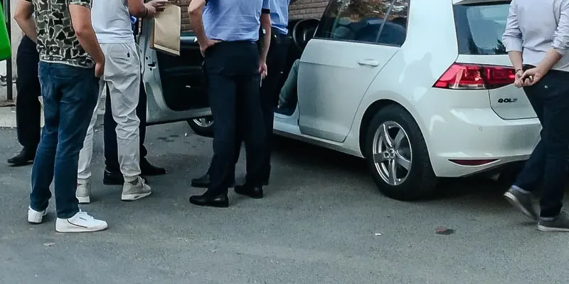 Percheziție în curtea Spitalului Județean Giurgiu. Bărbat prins cu droguri în mașină