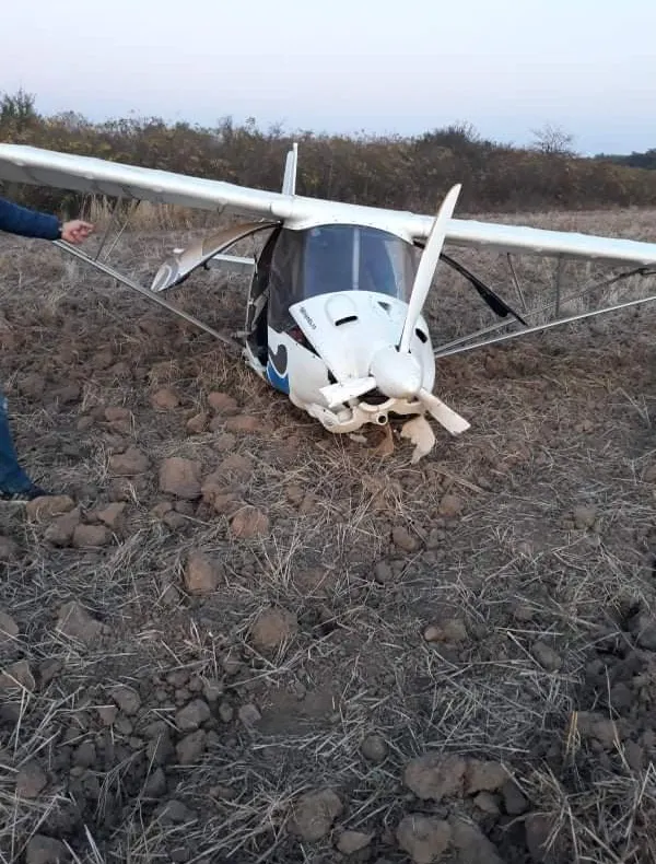 Un avion de mici dimensiuni s-a prăbușit în apropiere de A1. Ce s-a întâmplat cu pilotul