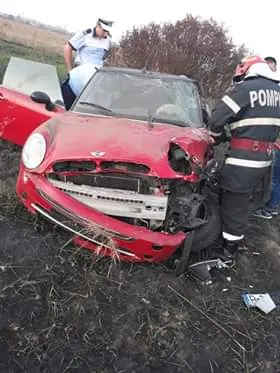 Accident rutier pe autostrada A1. Șoferiță inconștientă, descarcerată de pompieri