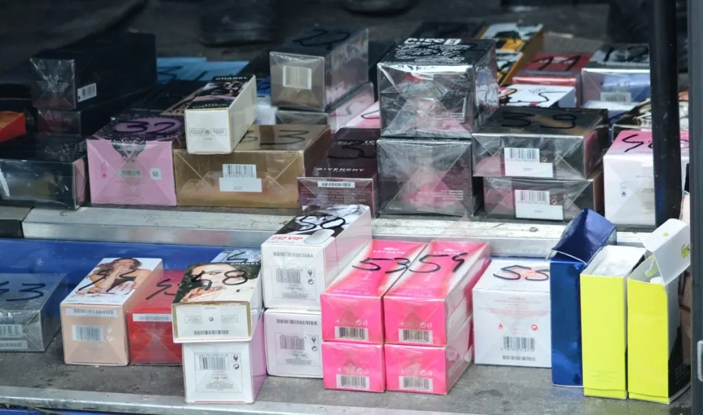 Parfumuri contrafăcute în valoare de 84.000 de lei, confiscate de polițiștii giurgiuveni