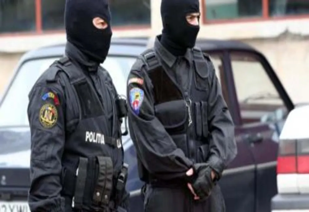 Cinci persoane arestate preventiv  după ce au fost prinse în flagrant cu kilograme de droguri
