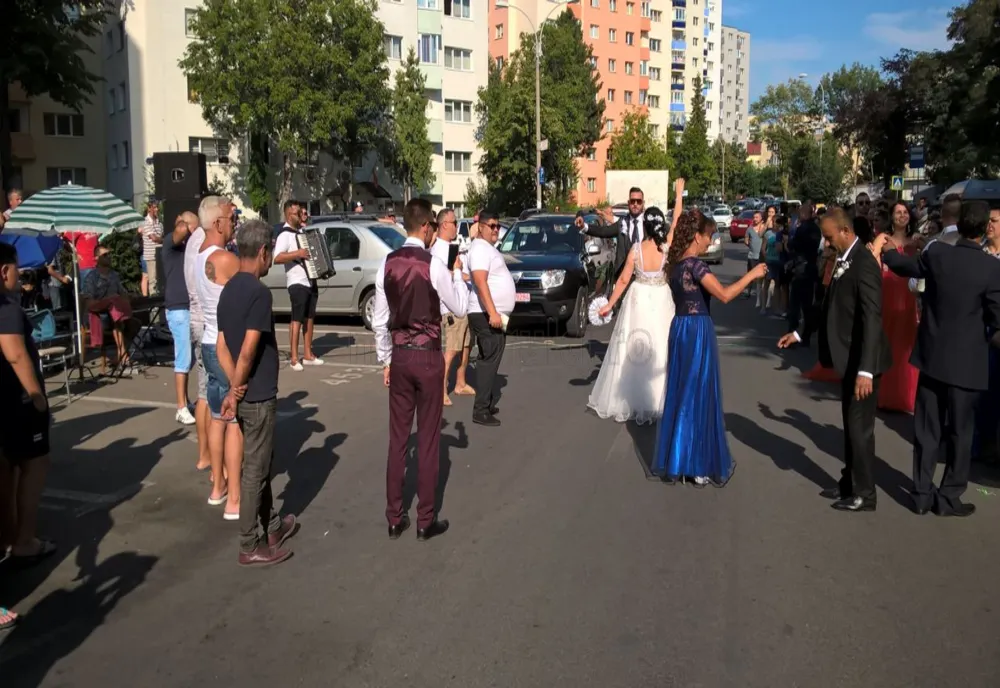 Poliția pune „stop” petrecerilor în mijlocul străzii cu amenzi de mii de lei