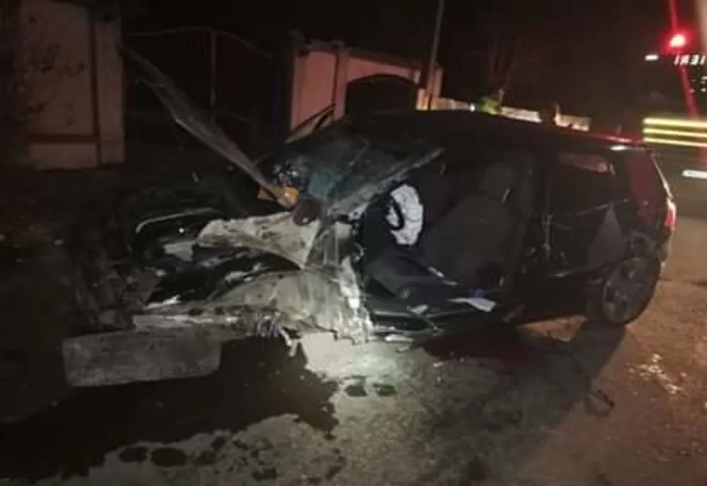 Un tânăr a murit după ce a intrat cu mașina într-un cap de pod