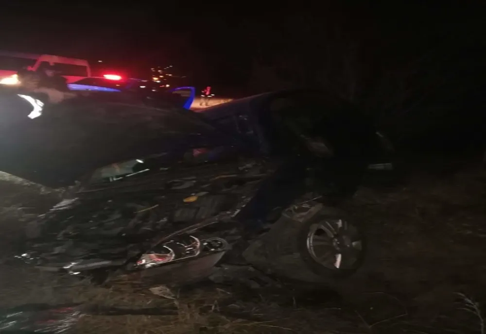 Bărbat inconștient după ce s-a răsturnat cu mașina în șanț