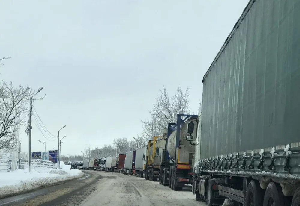 Tiruri blocate în zăpadă, în apropierea Punctului de Trecere a Frontierei Giurgiu. Coloană de camioane pe DN 5
