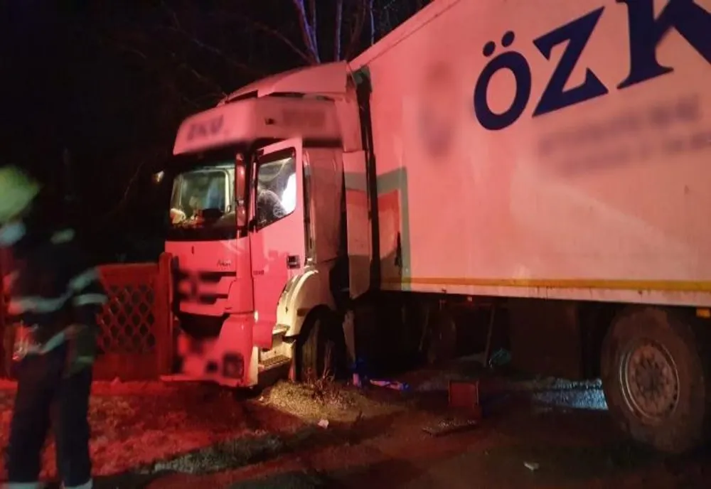 Un tir a părăsit partea carosabilă și a ajuns într-o curte, pe DN 5