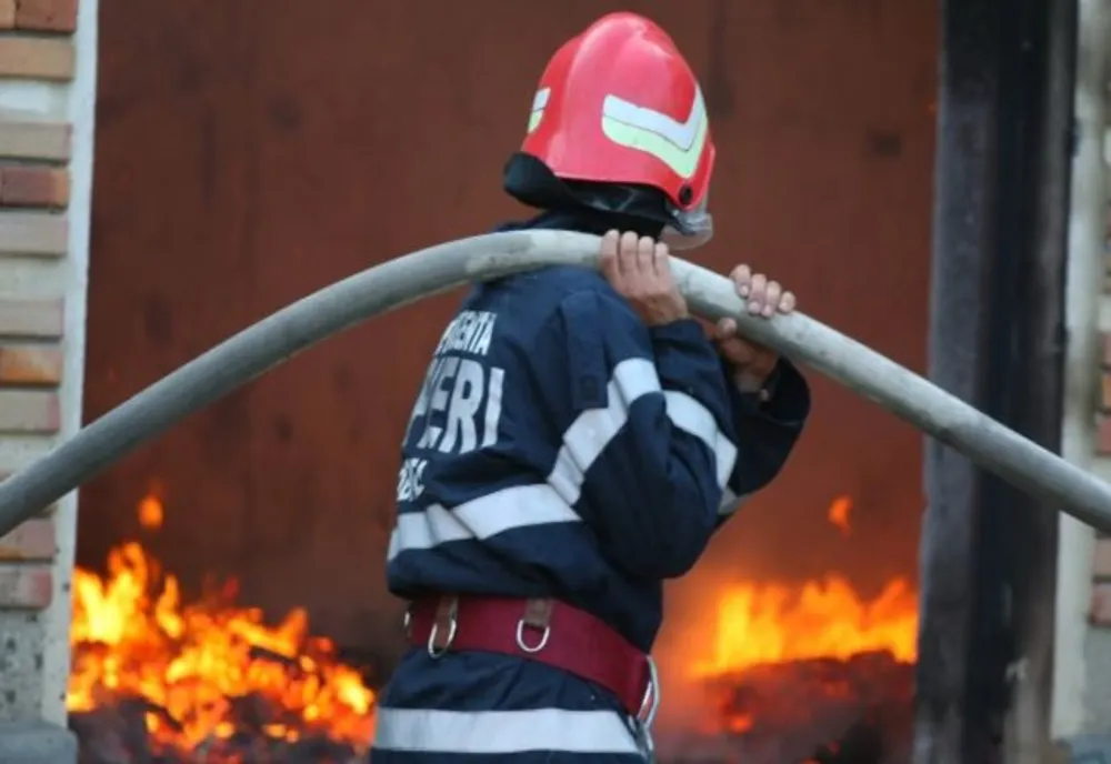 Incendiu violent la o gospodărie din Brăniștari