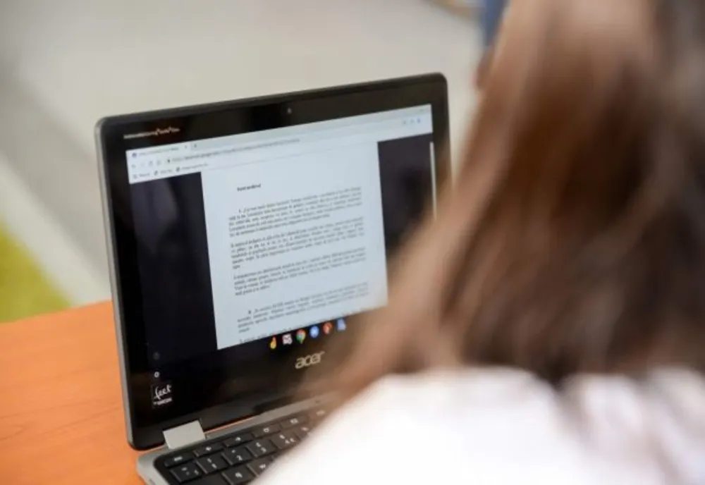 Echipamentele pentru lecţiile online, asigurate de familia elevului 
