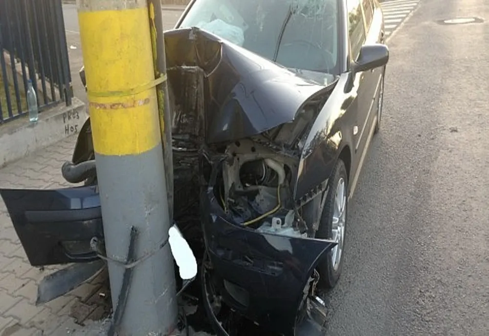 Un șofer băut a intrat cu autoturismul într-un stâlp de electricitate  
