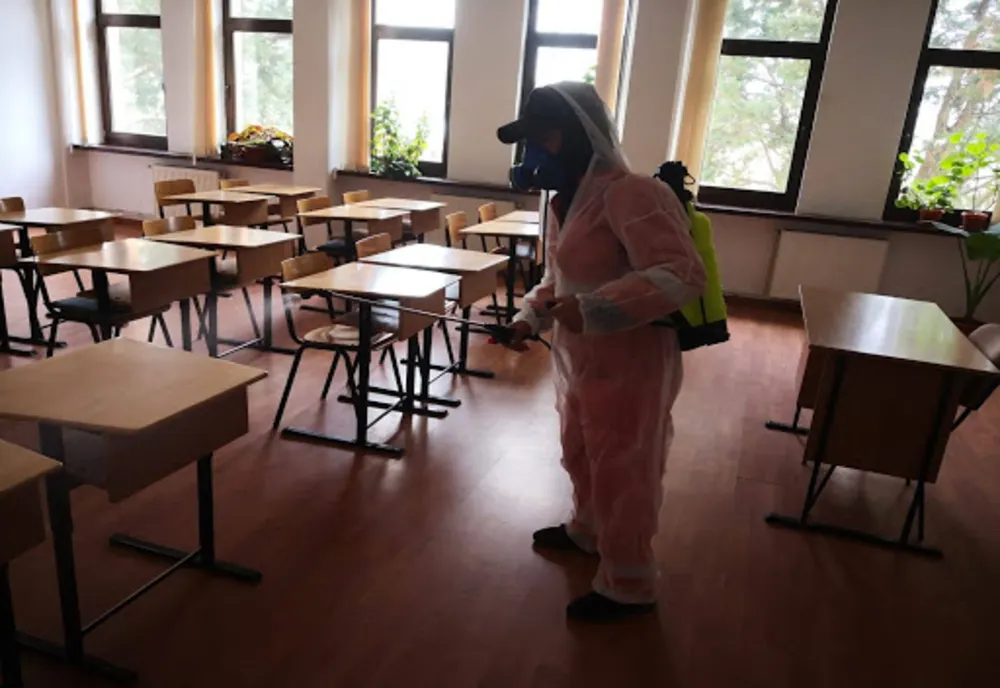 A început dezinfecția în liceele din Giurgiu unde va avea loc examenul de bacalaureat